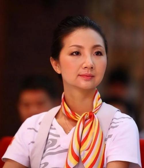 2012年，一架飞往乌鲁木齐的客机升至5000米高空时，一位空姐突然推着餐车猛撞