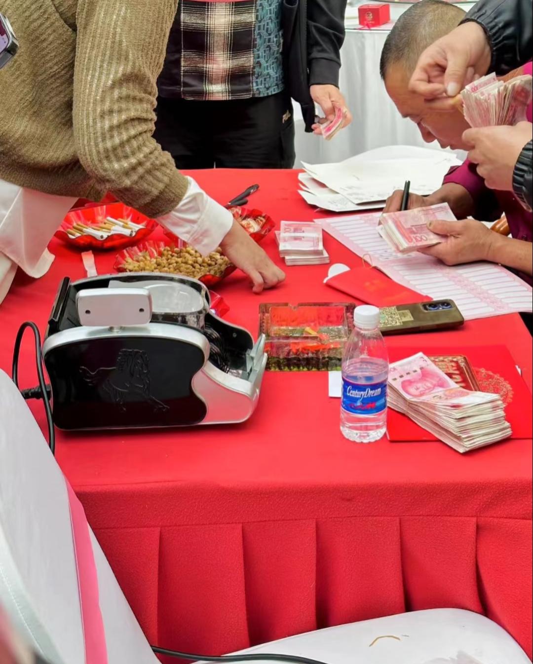 国庆当天，有两家定婚在酒店宴请，男方把10万彩礼刚摆上桌，结果女方直接掏