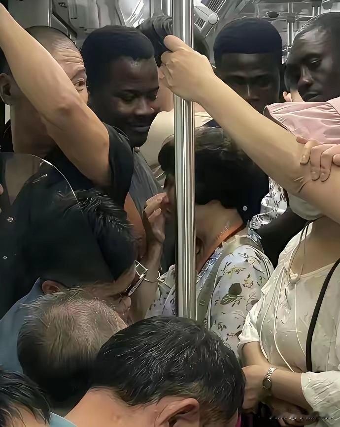 看吧就连什么都不怕的大妈，现在也是受不了，赶紧捂紧嘴巴！没想到天不怕地不