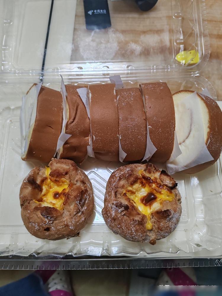 5月15日，青岛山姆开业的第一天，我们去山姆买的蛋糕，瑞士蛋卷，这一大盒太多了，