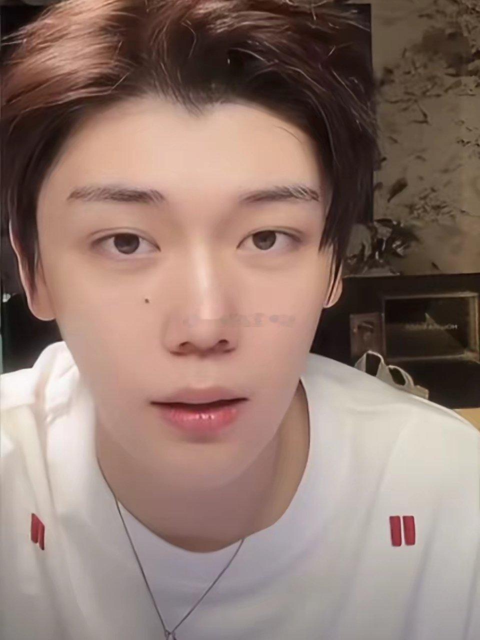 韦雪那么精明一个女人，也会栽倒在小她14岁的前男友KK身上。4月21日晚上韦雪气