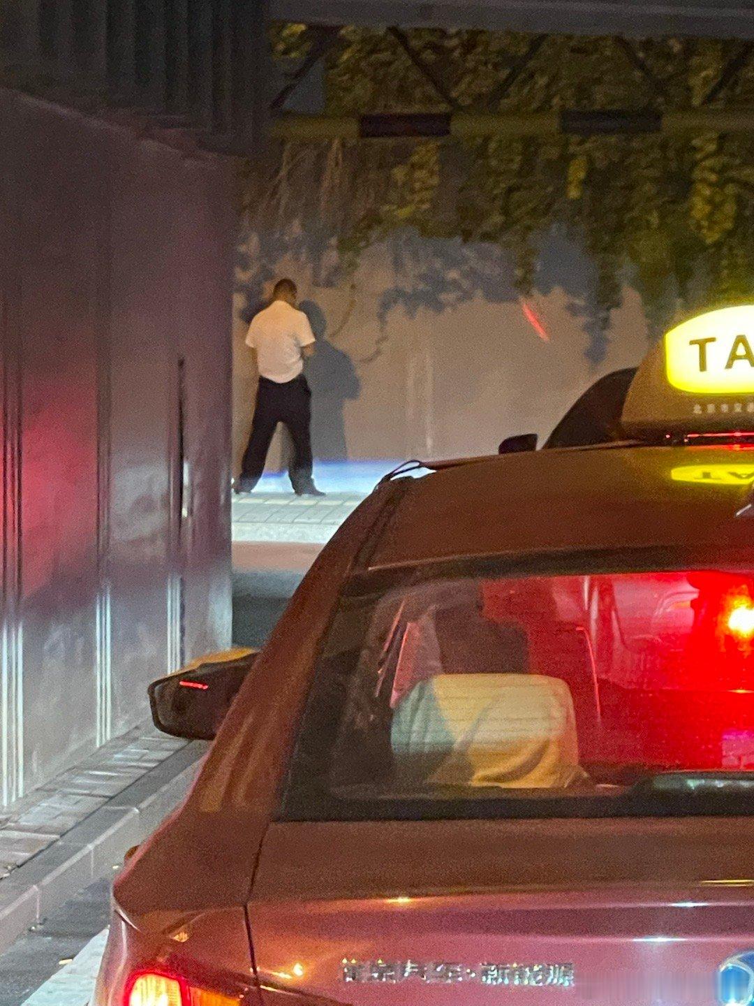 这大哥太强了[捂脸哭][捂脸哭][捂脸哭]路过的车都给水柱打光​​​