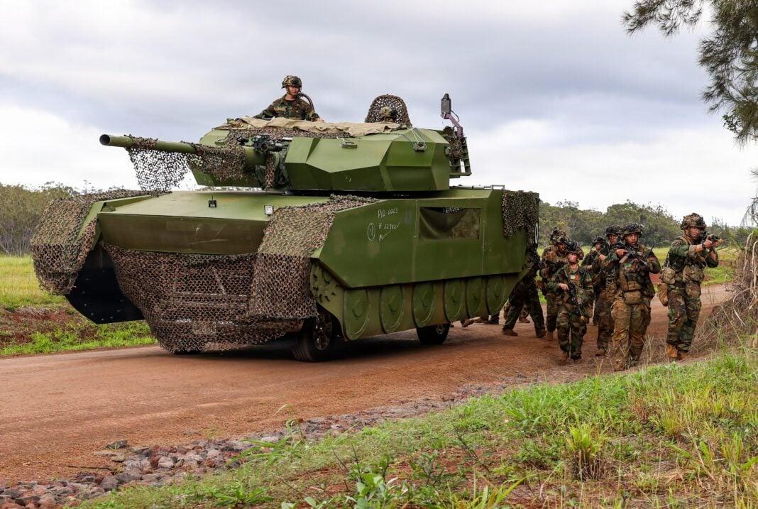 美国陆军在夏威夷进行的演习中，使用皮卡加木板模拟中国的15式轻型坦克。热点观点烽