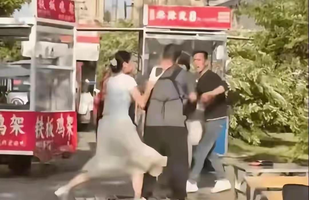 “内裤姐”的脑袋是不是被驴踢了？当今社会能进入体制内是多少年轻人的梦想，而“内