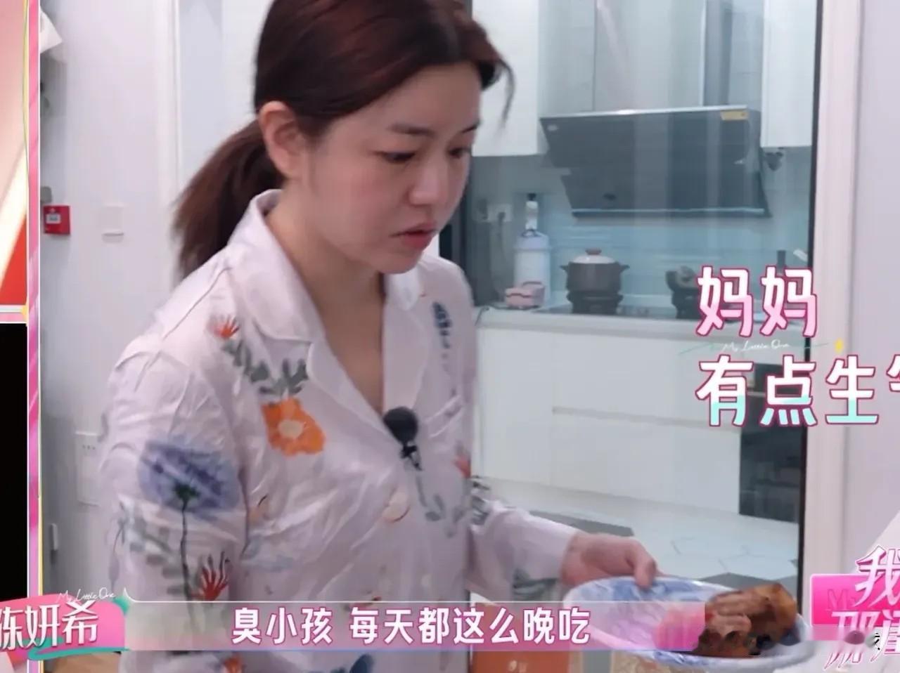 9岁孩子的暑假，竟然比上学还忙。陈妍希每天给儿子小星星排满课程，上午、下午都有安