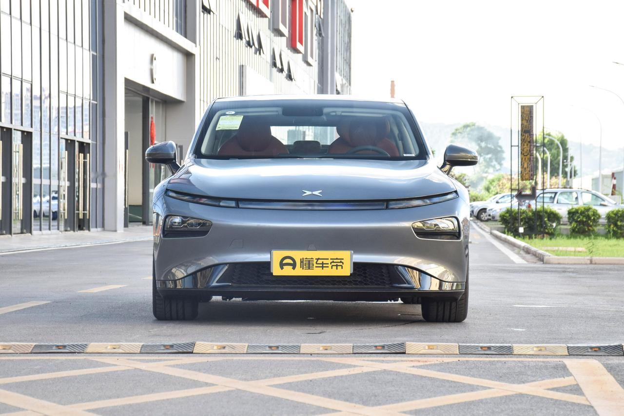 上周蹲点看了四台二手小鹏P7，价格从7.8万到11.2万不等。没整那些虚的，直接