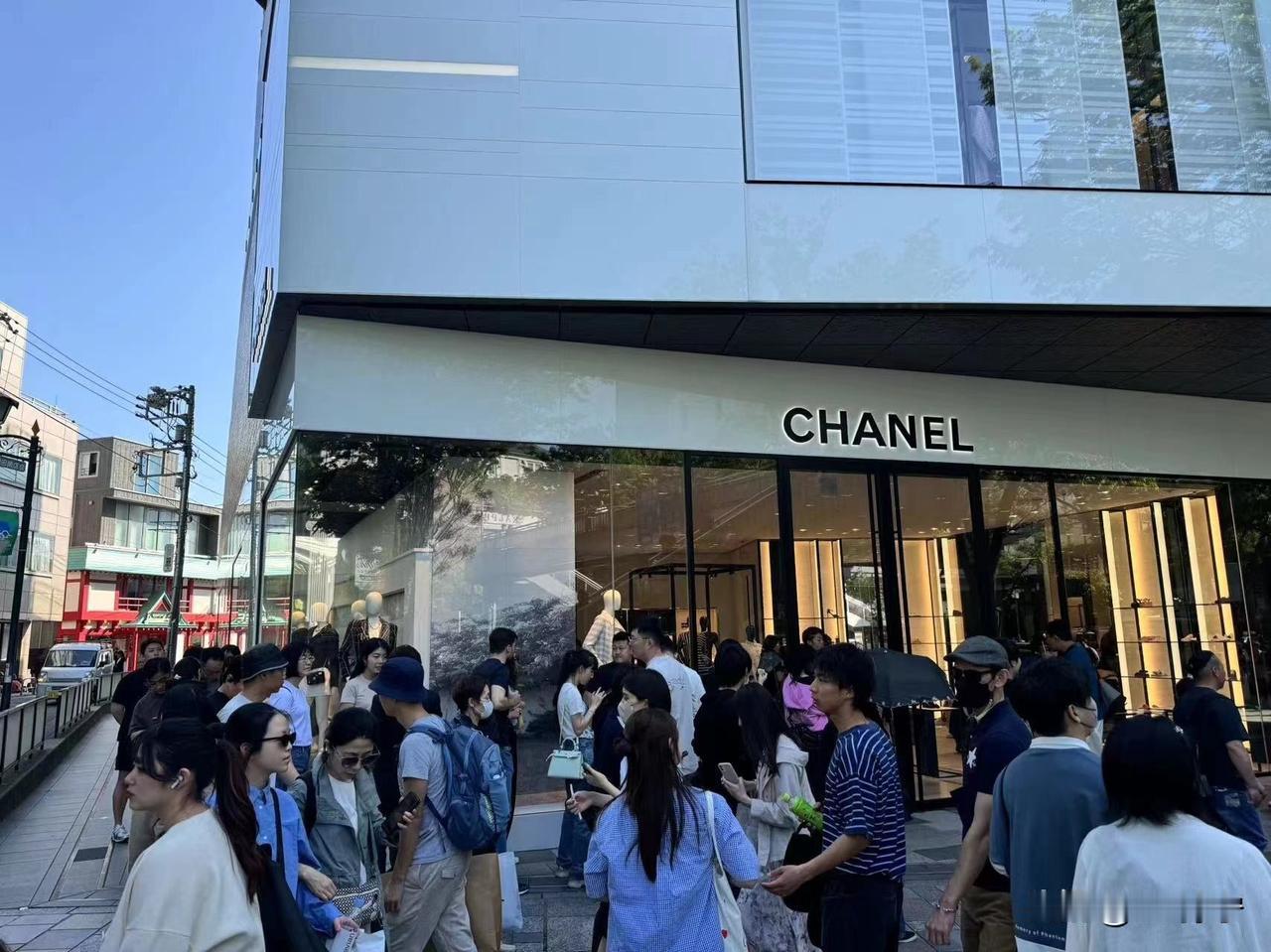 突然发现，中国年轻人买奢侈品的消费逻辑，已经彻底变天了！以前是，奢侈品越贵越