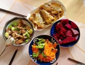 这桌四菜一汤的年夜饭，没有山珍海味，没有精致摆盘，却戳中了千万人最真实的年味儿。