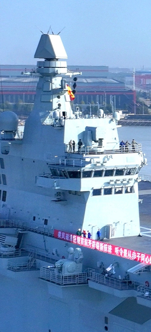076两攻四川舰的相控阵1130近防炮左右舷各1座，舰尾1座，共3座相控阵白菜化