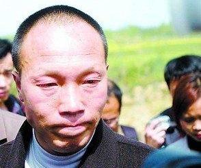 谁敢信啊？背负了十一年骂名、被全村人人指指点点的杀妻凶手，等到无罪宣判那天，救他