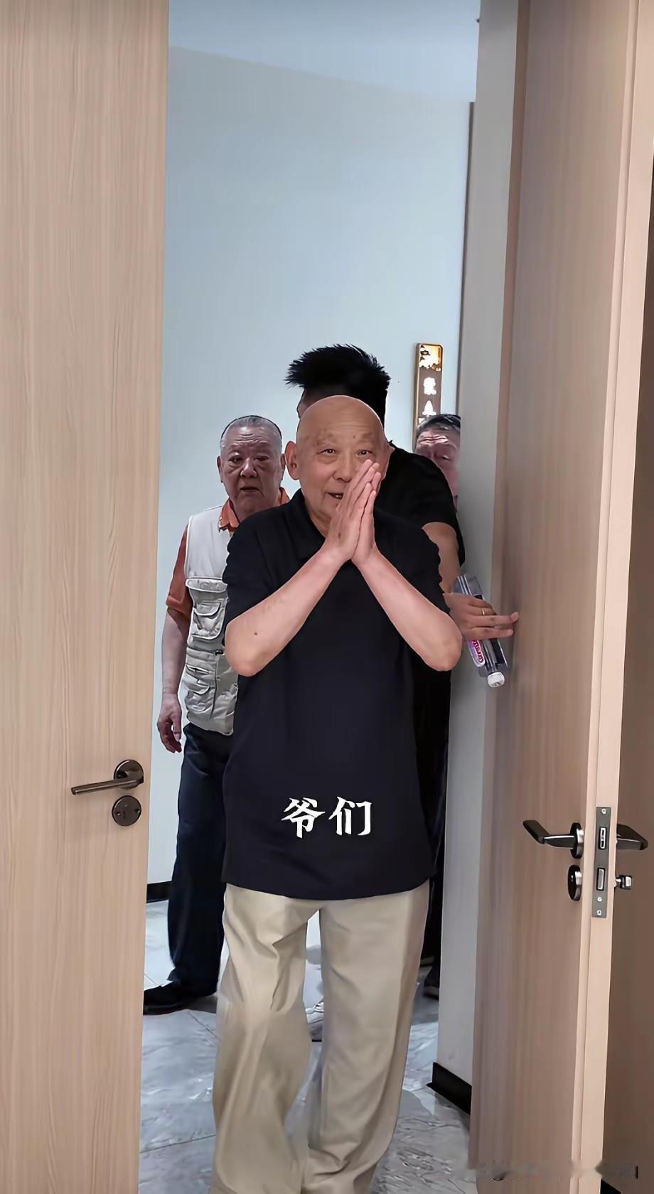 饭店新开直接宴请德云社退社元老王文林一众老相声前辈，曹云金的大方，是本性还是人情