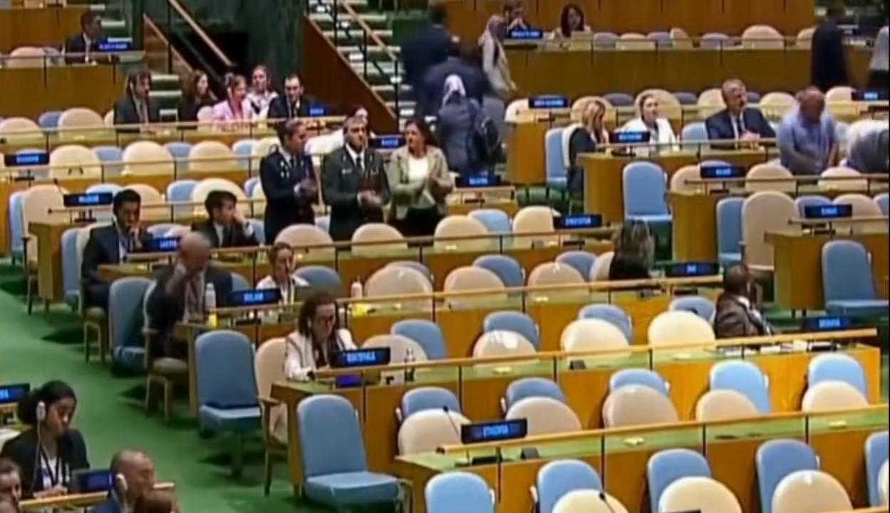以色列总理内塔尼亚胡遇到了前所未有的尴尬，在联合国大会上，当他走上讲台时，这时候