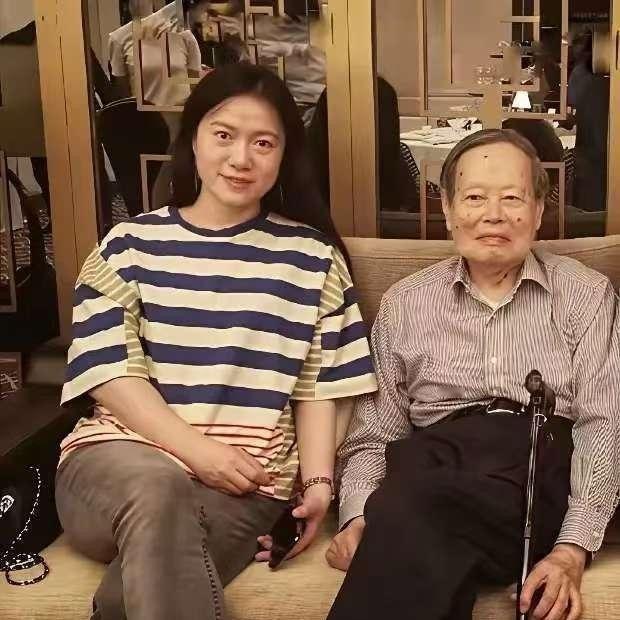 翁帆的清醒，藏在二十年的自我深耕里。这二十年间，她从不停歇学习的脚步，不仅拿下两