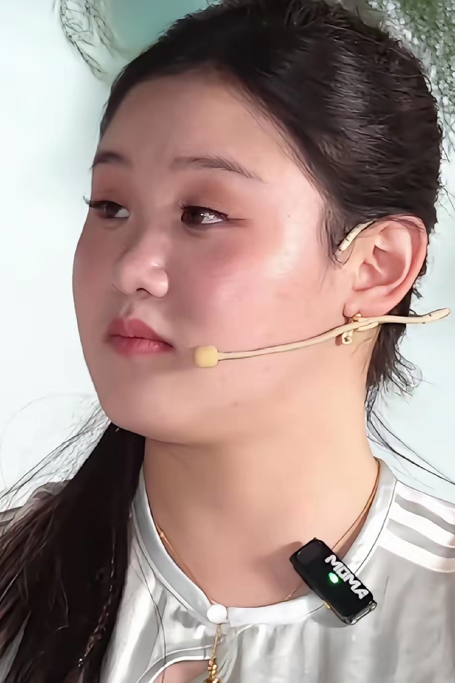张家齐一双善良的眼睛，耳高过眉，聪慧，很有福相，很和善，脸庞很讨喜。五官饱满，胖