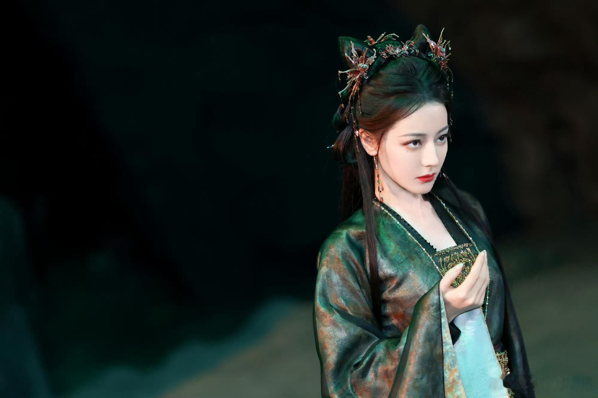 爱奇艺今年尖叫之夜拟邀嘉宾名单有迪丽热巴🌚🌚又能看到她走红毯了吗？？？