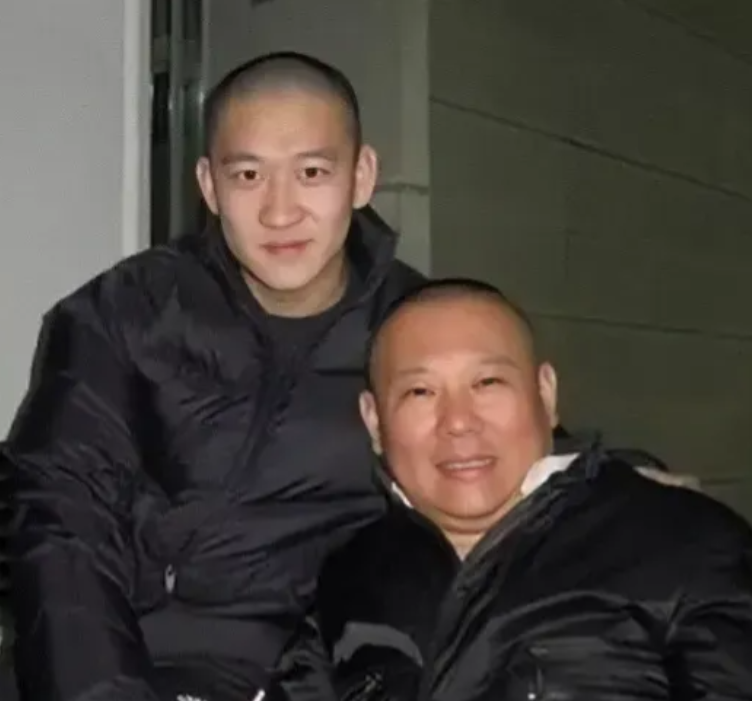 2010年，郭德纲与曹云金决裂后，一个偶然的机会，两人的化妆间对门。郭德纲说：“