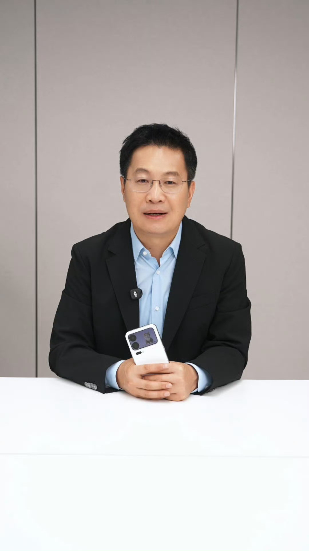 小米18Pro真机首曝真机实拍！镜头终于和背屏做平，不再凸起。新增AI自定义背屏