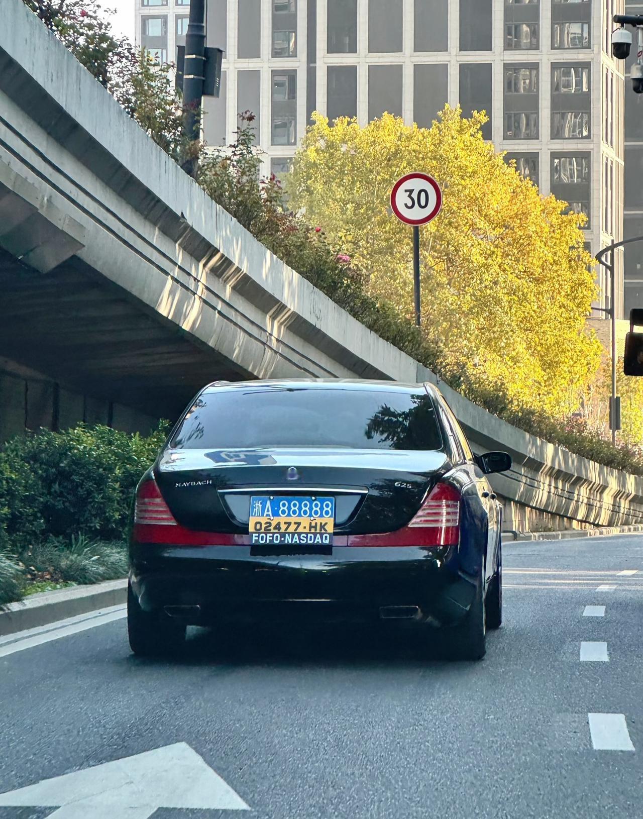 蓝色的车牌我认识但是下面的两个车牌是什么意思呢？有人见过吗？车牌黑色车牌