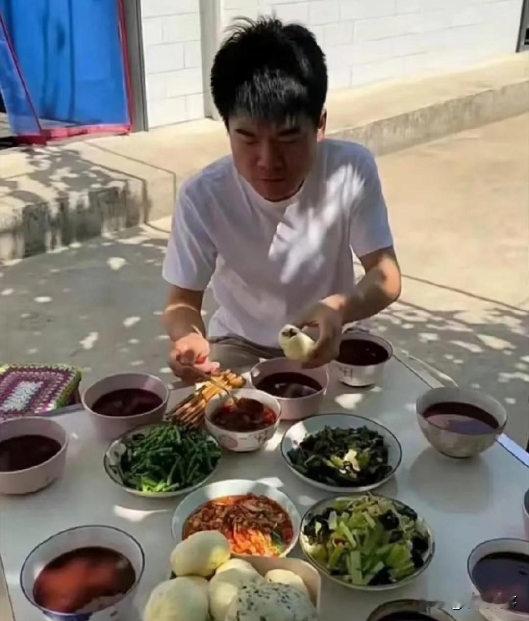 村里不让拍董宇辉，这事办得漂亮。听说董宇辉他们村里，专门贴了告示。镇上的干部