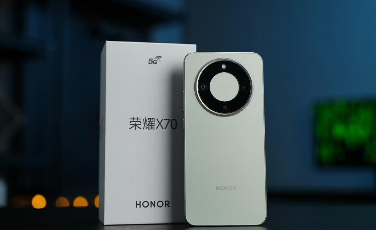 荣耀疯了！8300mAh+2.5米抗摔1112元闭眼冲千元机还在凑数？荣