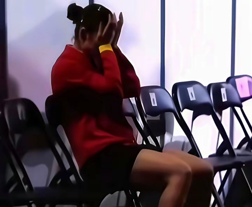 我跟你说，我这辈子见过最心酸的一个冠军，就是陈梦。金牌挂在脖子上，国旗升起来，底