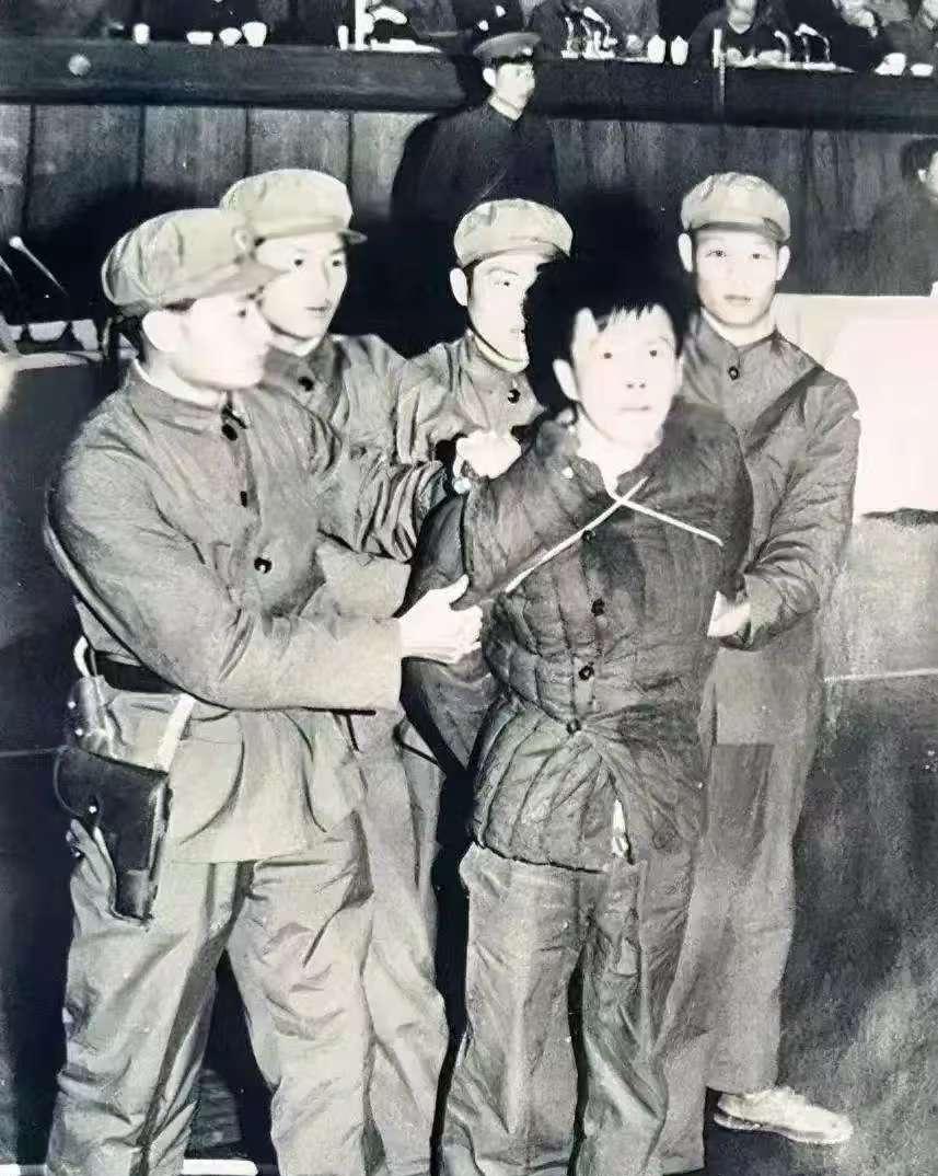 1979年，杭州公审大会，死刑犯熊紫平，被带到了刑场，镜头中的他，被捆成了粽子
