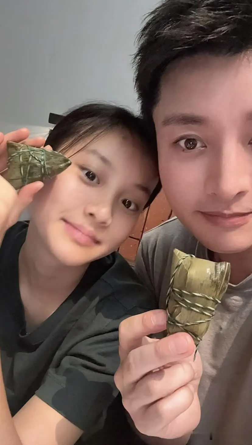 李小璐5月31日也发过端午节的照片，被眼尖的网友发现很多巧合之处，不得不过网友真