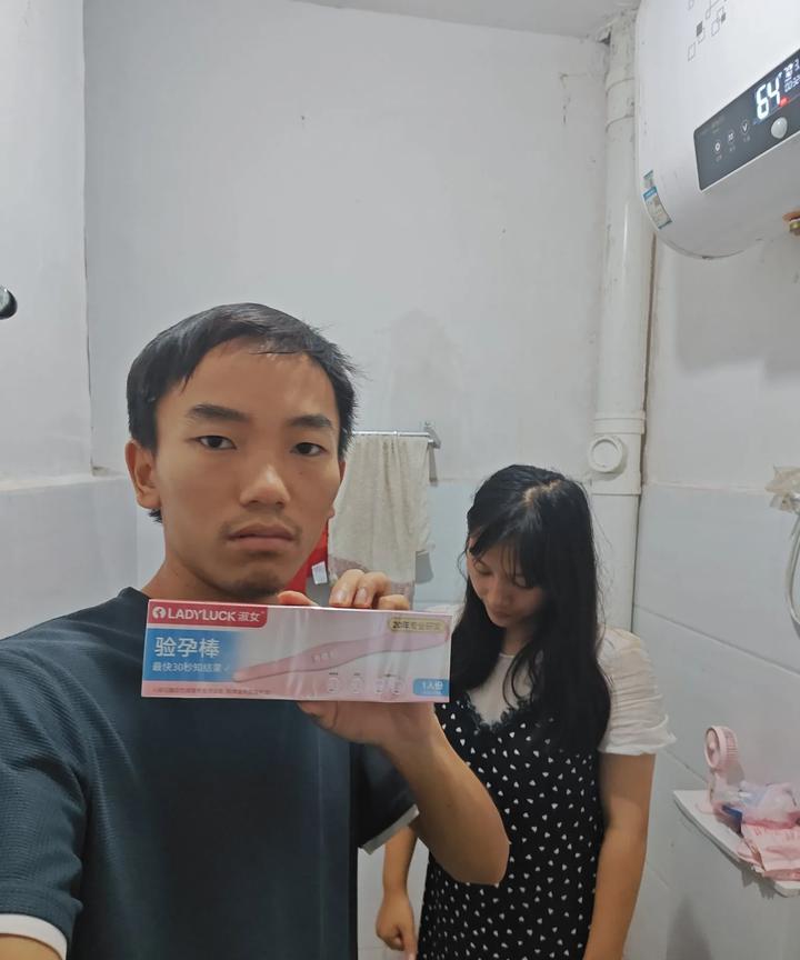 天塌了。二宝刚一岁多，两个孩子快养不起了。大宝9月要上学，几千块学费还没着落，只