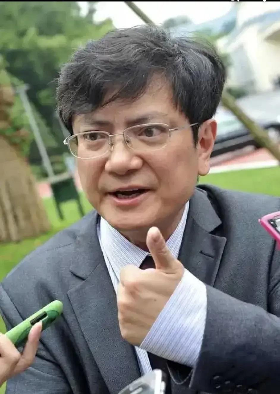 郑强这回挺张雪，算是把窗户纸给捅破了。奥运金牌拿回国，大伙热血沸腾几天也就消