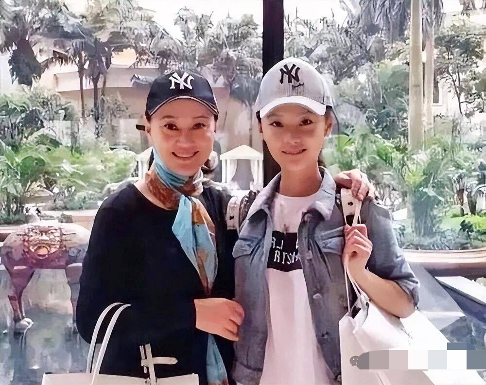 布鲁塞尔街头有家服装店，63岁的老板娘是个中国女人。谁能想到，这个看着普普通通的