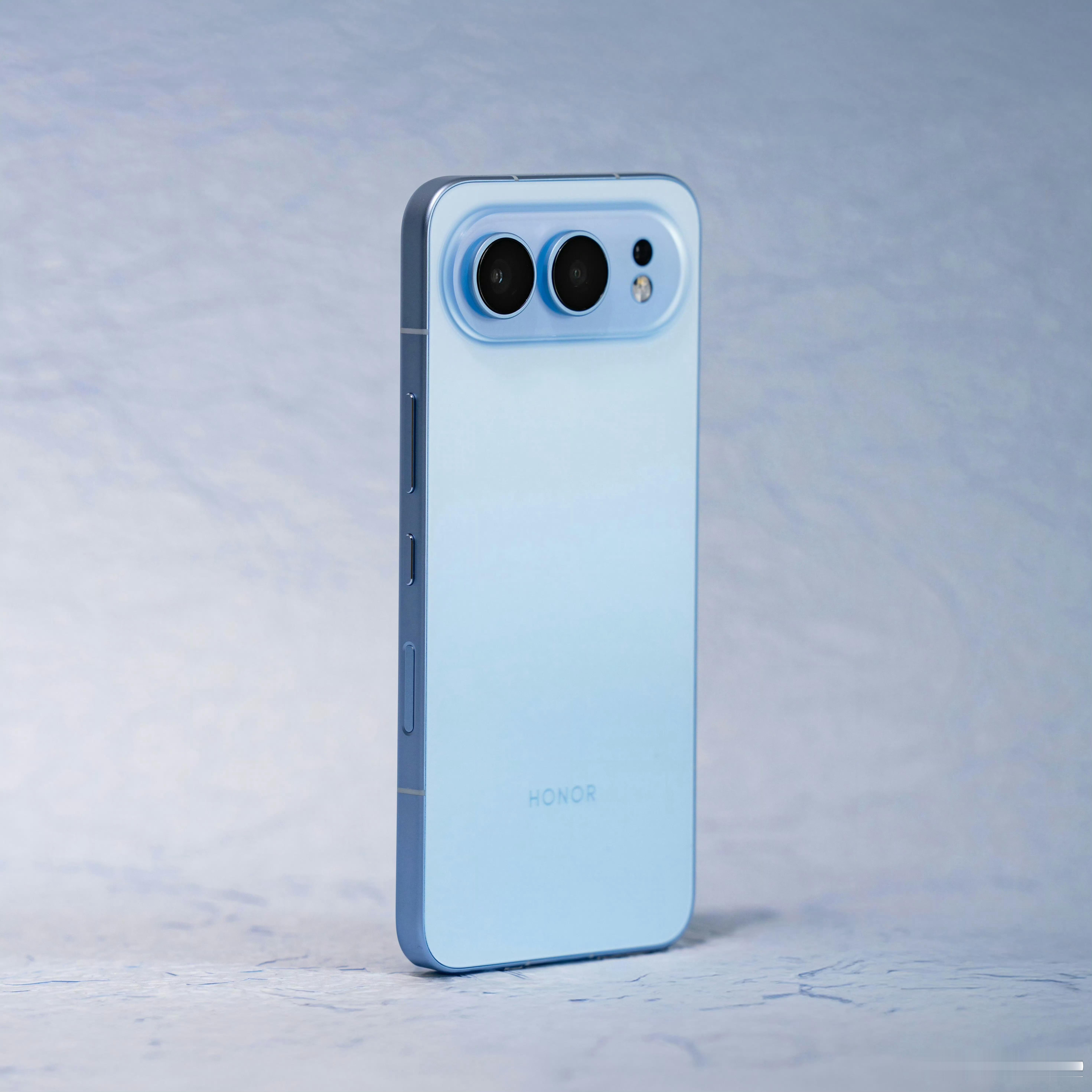 荣耀500系列其实严格点儿来说就是后面的Deco有点儿想死，侧面还是有很大的区别