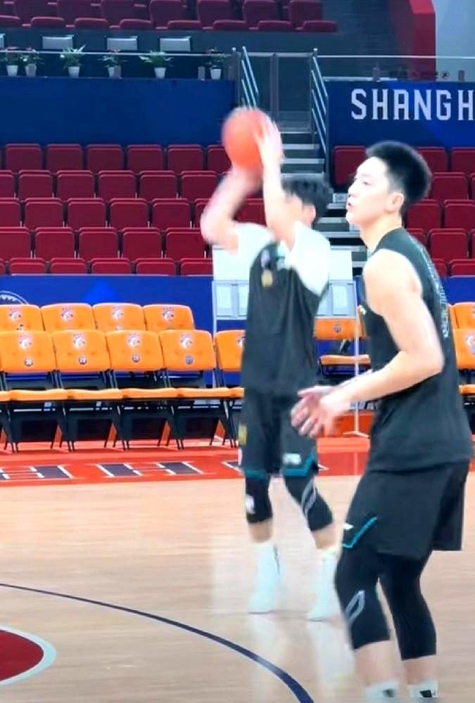 全队正负值第一的徐杰，居然连球都摸不到！广东队打辽宁，杜锋教练把刚拿了全明星