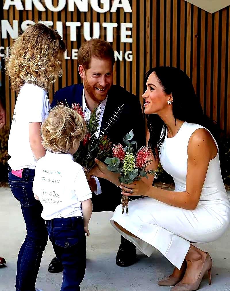 最容易被误判的，不是土，而是“不按制服穿”。当年很多人断言：离开王室造型团队