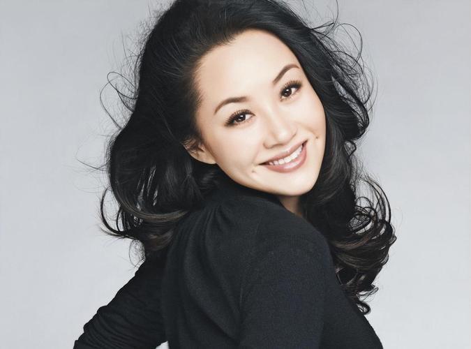许晴身上独一份的反差气质，是很多人偏爱她的根源。她的美，不是凌厉惊艳，而是温柔妩