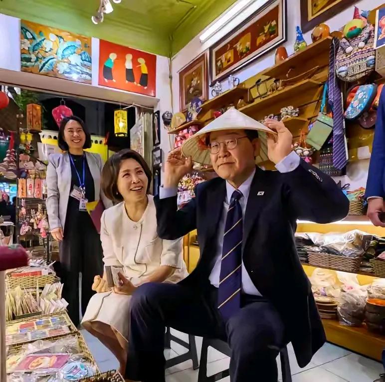 李在明也太接地气了，没有一点总统高高在上的架子。李在明和夫人金惠景逛越南夜市，