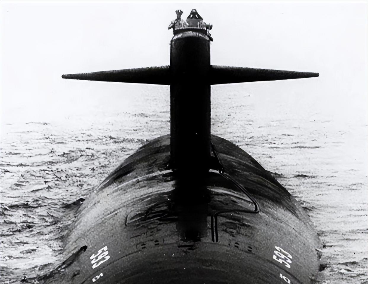 1963年4月，长尾鲨号核潜艇在深海试航时沉没，129人全部遇难，这艘当时最先进