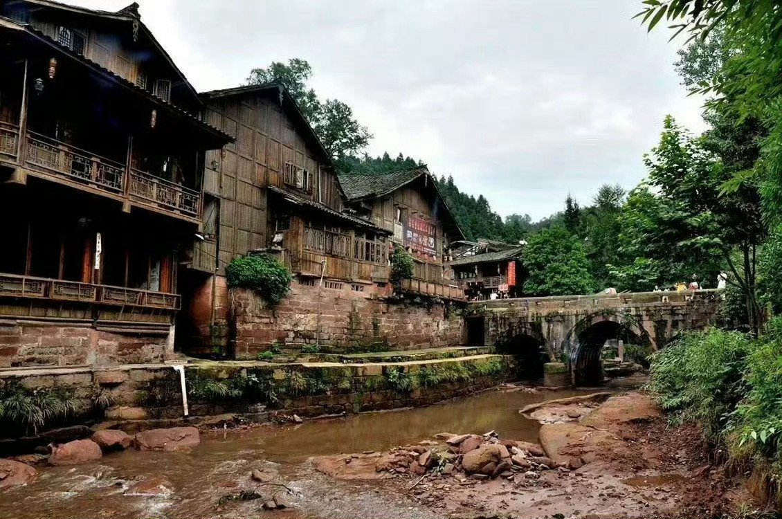 四川·上里古镇，居高俯览，宛如观赏一幅古老的画卷。