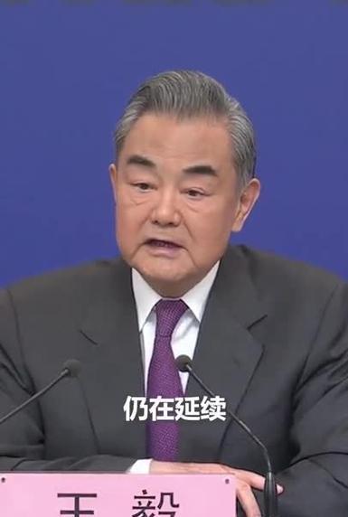 美国在全球已部署超700个军事基地，大部分都在中国周边，当记者问起此事，王毅指着