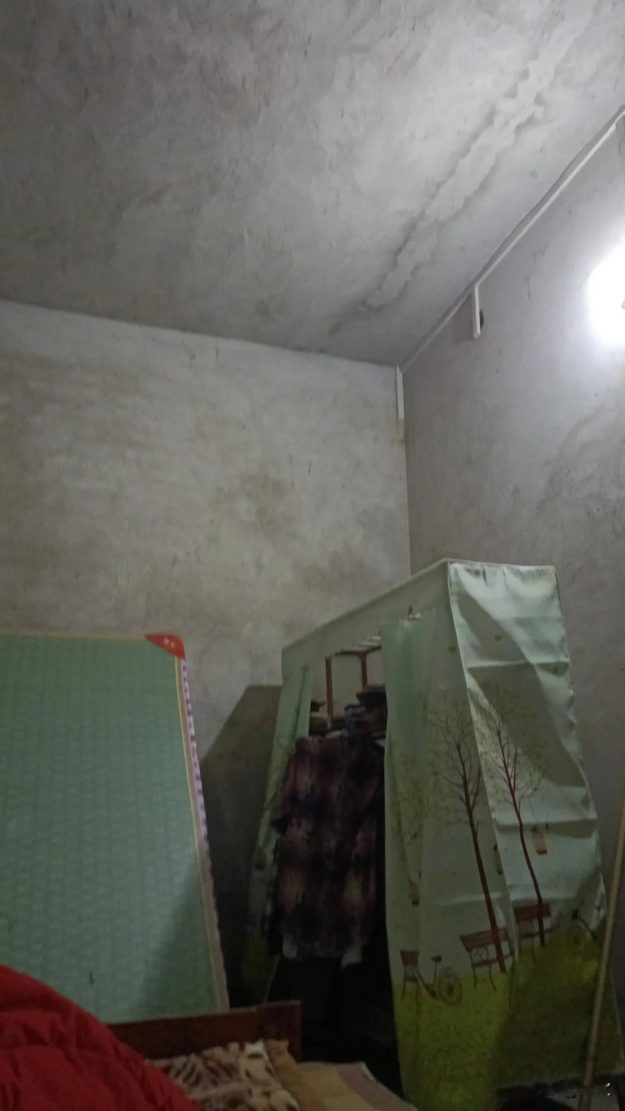 家徒四壁的日子真不好过，我这家里穷得那是叮当响啊。屋里的家具都是老掉牙的，墙皮都