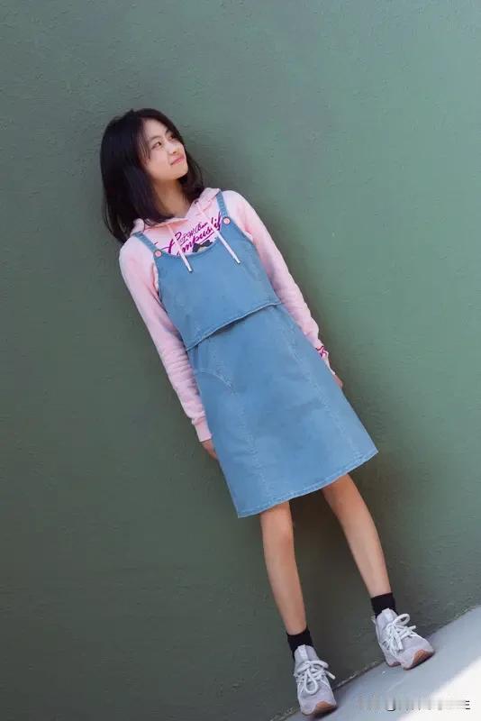 最近老听说谭松韵有男朋友了，可这事儿真真假假还不好说。谭松韵这姑娘从小就爱表演，