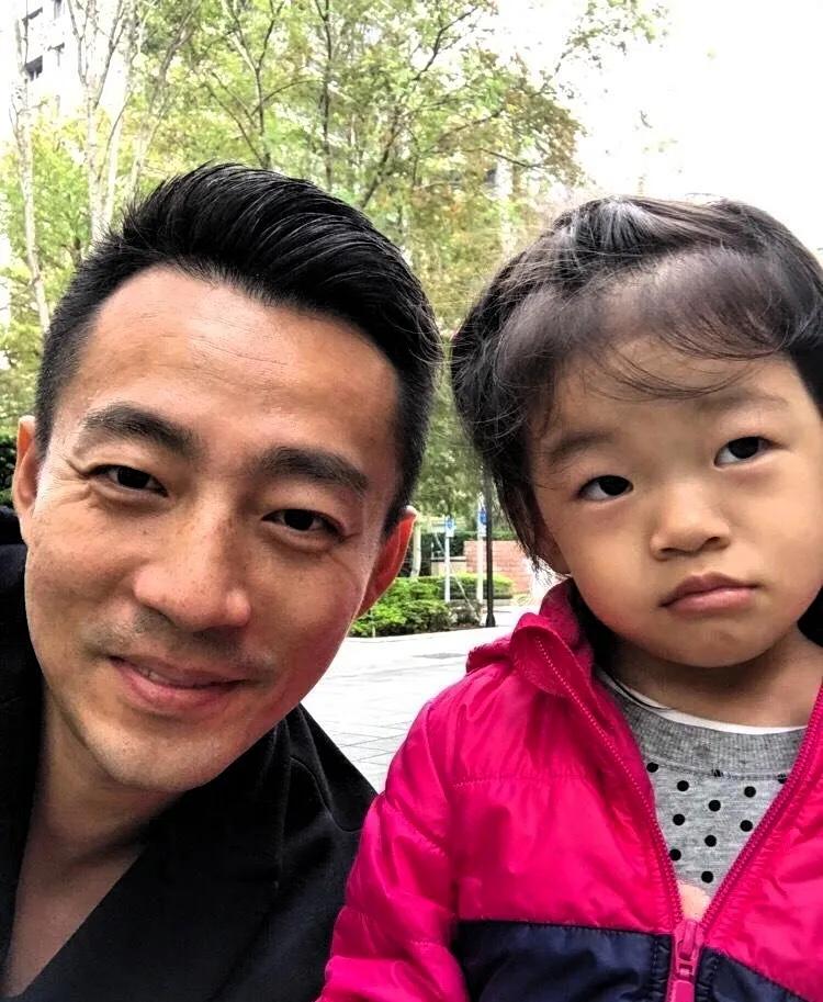 汪小菲在直播里说起他和儿子小霖霖的事。因为管游戏太严，孩子好几个月都不理他。现在
