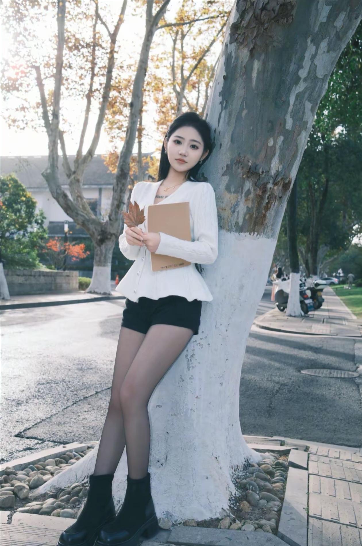 秋日漫步，树影婆娑，轻倚树干，享受宁静时光。