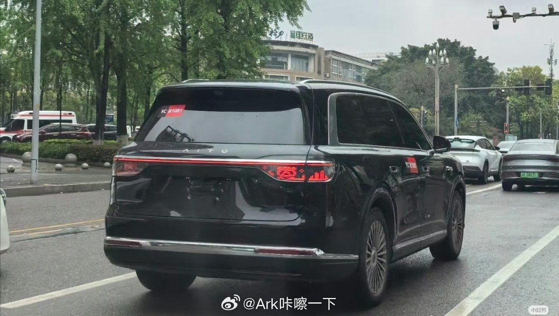 全新问界M9也在无伪装路试了，比老款M9尊多了智驾数码团