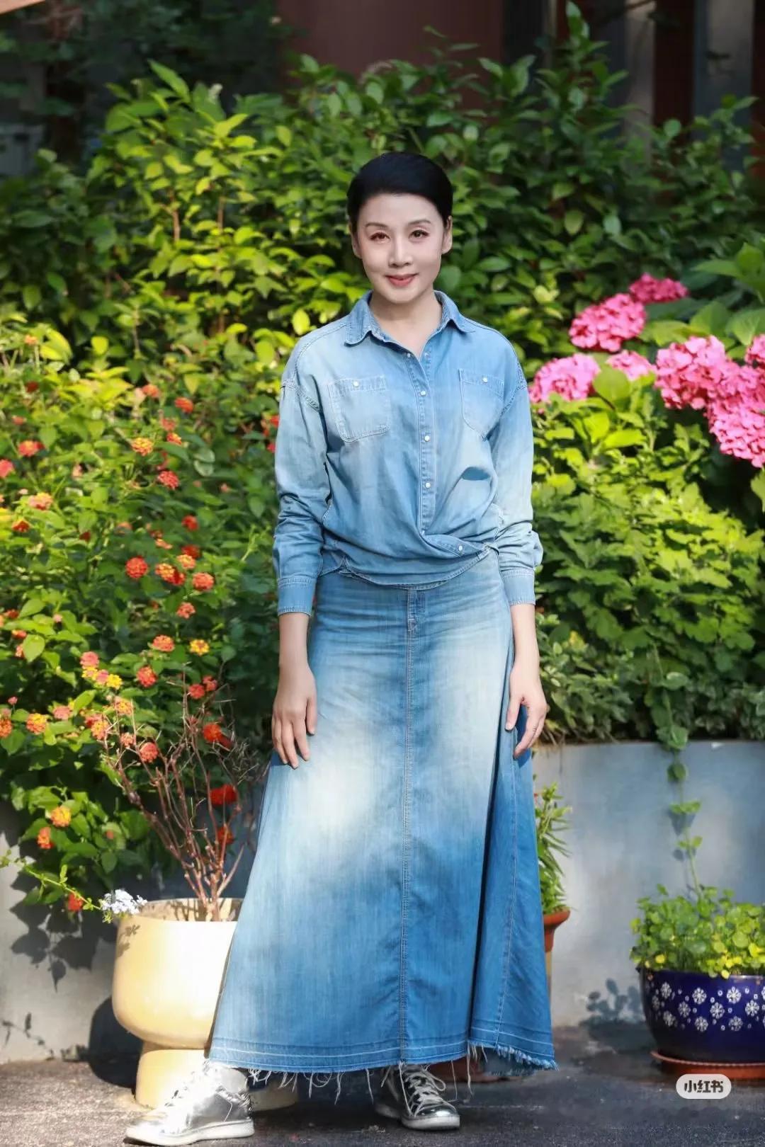 16岁就恋爱的韩再芬，无儿无女大半辈子，不耽误她活成人生赢家越来越有意思了