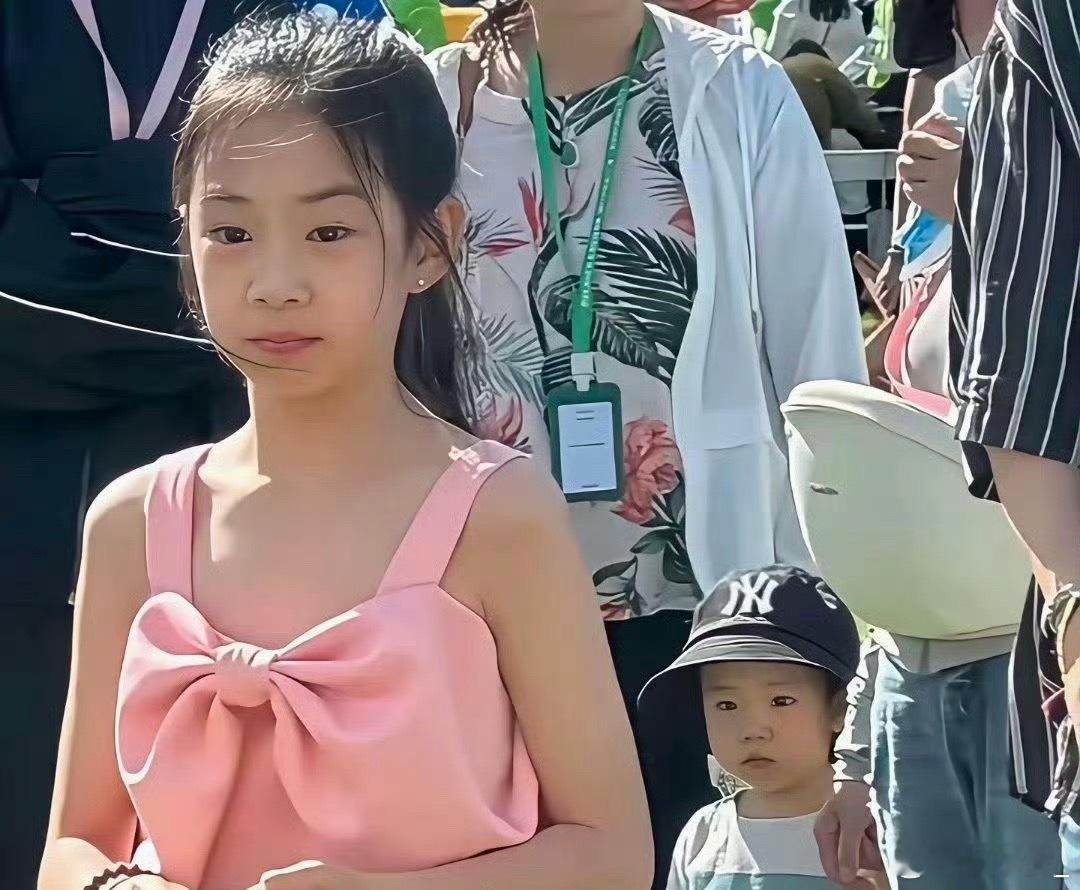 基因真的好神奇啊！明明小时候和妈妈一模一样，但长大了却越像爸爸了！