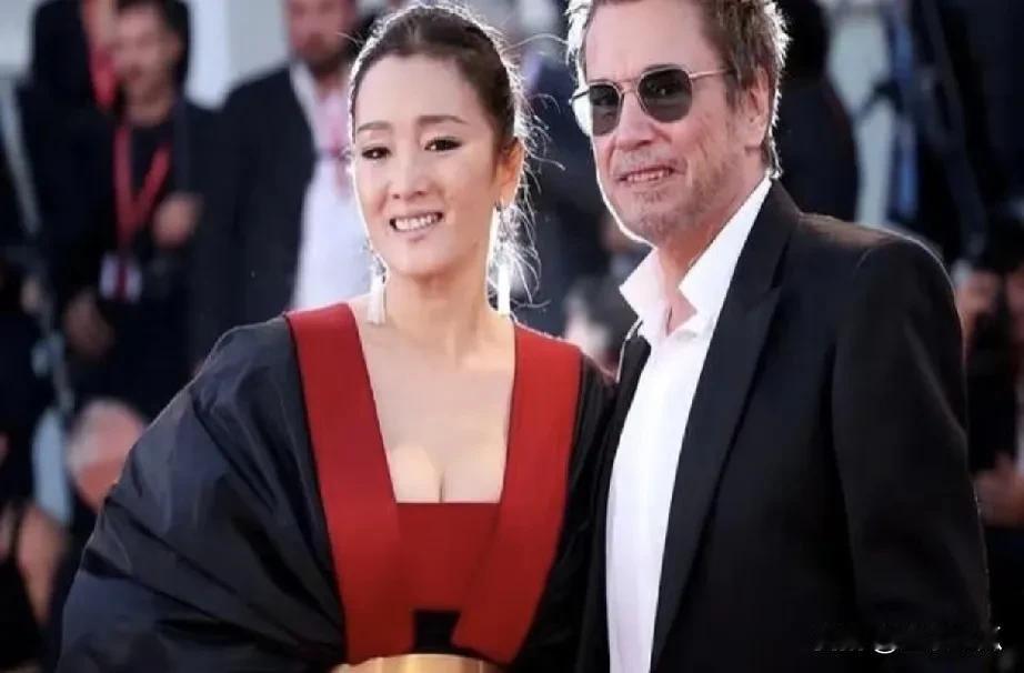 70岁的丈夫带着雄厚的资金向巩俐求婚时，巩俐一句霸气的话令人钦佩，巩俐说：“我缺