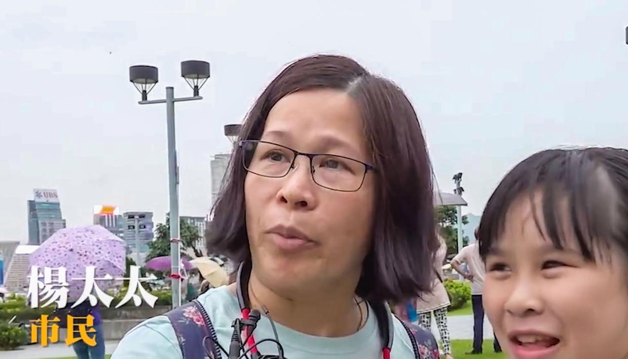 这两天香港有对祖孙的采访视频火了。一个穿着普通的奶奶带着八岁的孙子在街上被记者拦