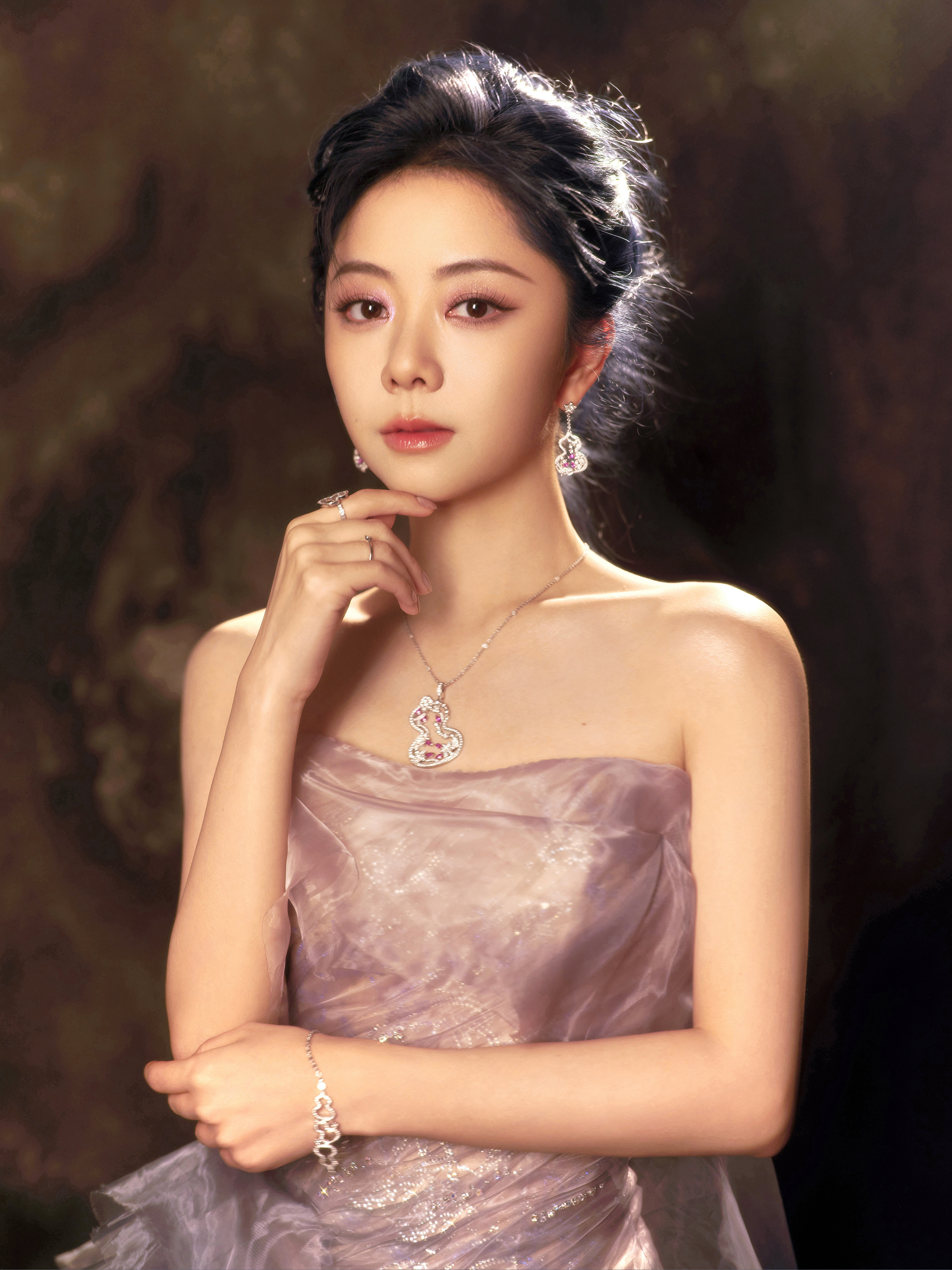 谭松韵灰紫纱裙似雾，褶皱藏光。发丝微扬，与光影轻吻，织一场温柔梦。