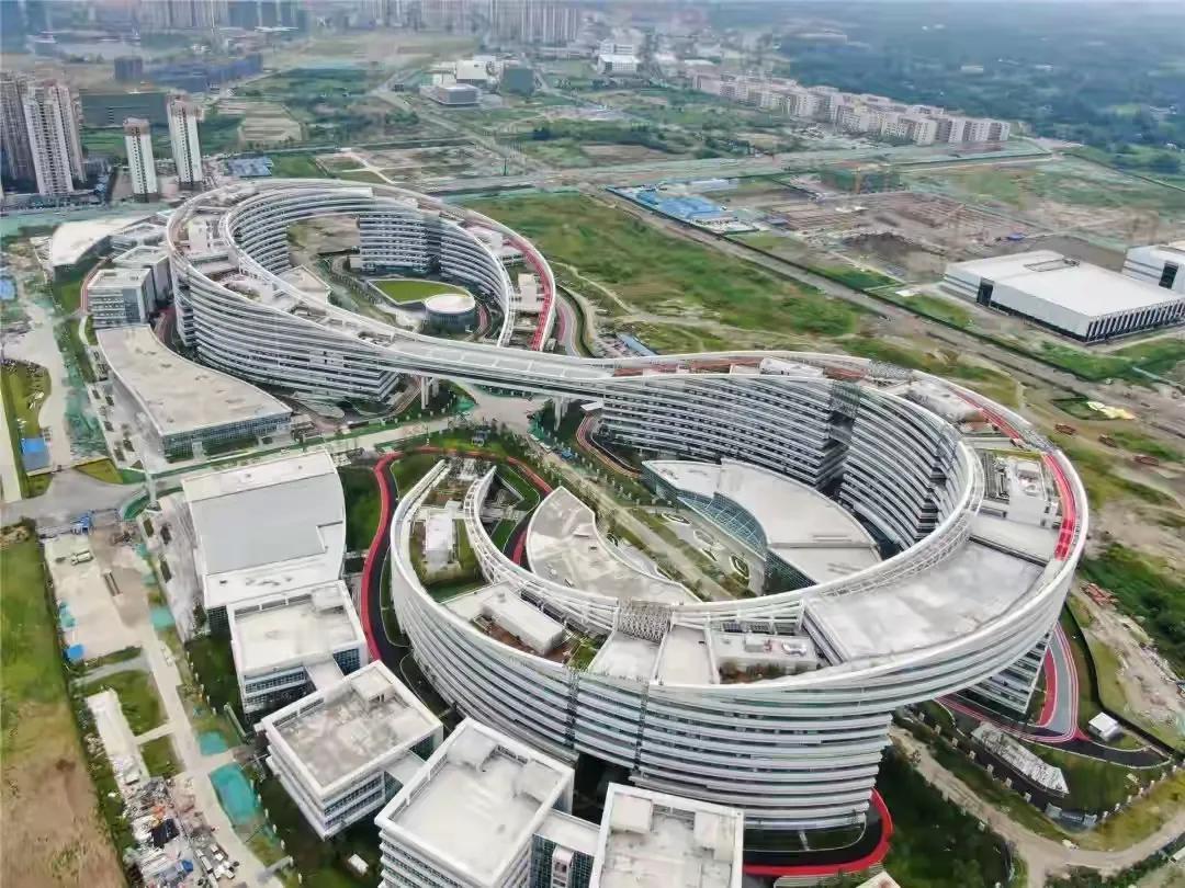 你眼前的这个像8字的建筑是成都郫都区的国盾融合创新中心。从空中俯看真的是一个8字