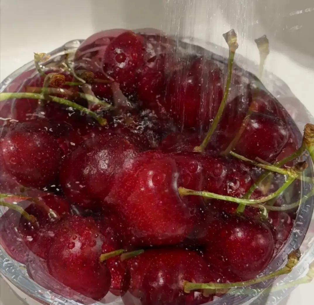 儿媳花三百块买的车厘子被小姑子带朋友一扫光，还甩一句“买来就是给大家吃”她当场憋